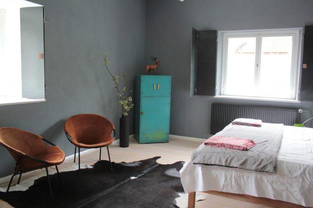 Schlafzimmer Gästewohnung Dreesch7 mit Vintagesesseln