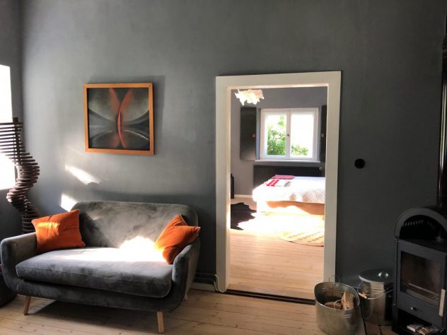 Wohnküche Gästewohnung mit Sofa und Kamin